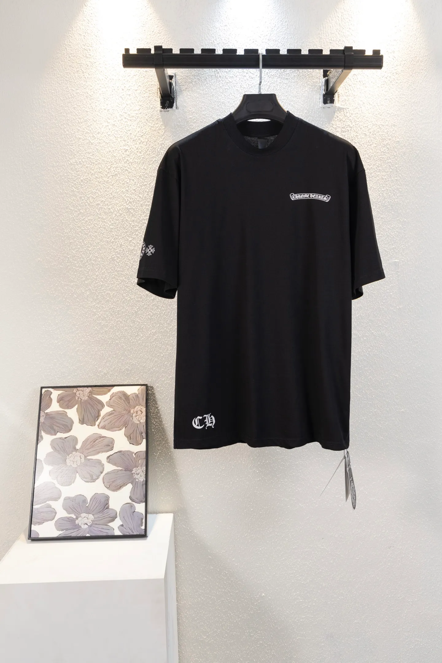 🅿️190 top version model number k8047 CH Kejia Sanskrit cross heavy industry foam printed T-shirt! Every one of Crow's products is really unique. Every piece has a back view. This leather label design is really cool. The leather label and silver jewelry design make the whole dress the icing on the cake. The texture of the whole short-sleeved piece is really amazing. It is made of 260g pure cotton fabric! 100% authentic to the official version, with all the details. All cuffs, shoulder seams, armholes, and necklines are all double-needle crimping. This is the rigorous craftsmanship that big brands should have. Details determine quality. The original washed tag packaging is full of style! The whole piece adopts three-needle and five-thread technology (neckline-shoulder seam-sleeve seam-double-pressed thread, which looks more three-dimensional and textured) and has the same craftsmanship as the original original, with a classic version, small dropped shoulders, and a micro silhouette! Color: Black White Size: XS-L